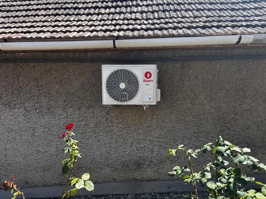 Syen kültéri egység felszerelve, családi ház falán